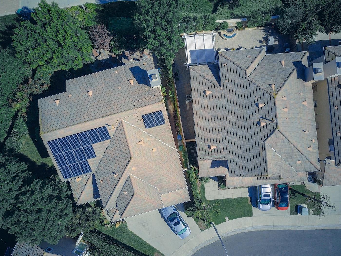 Solarpanele auf Dächern